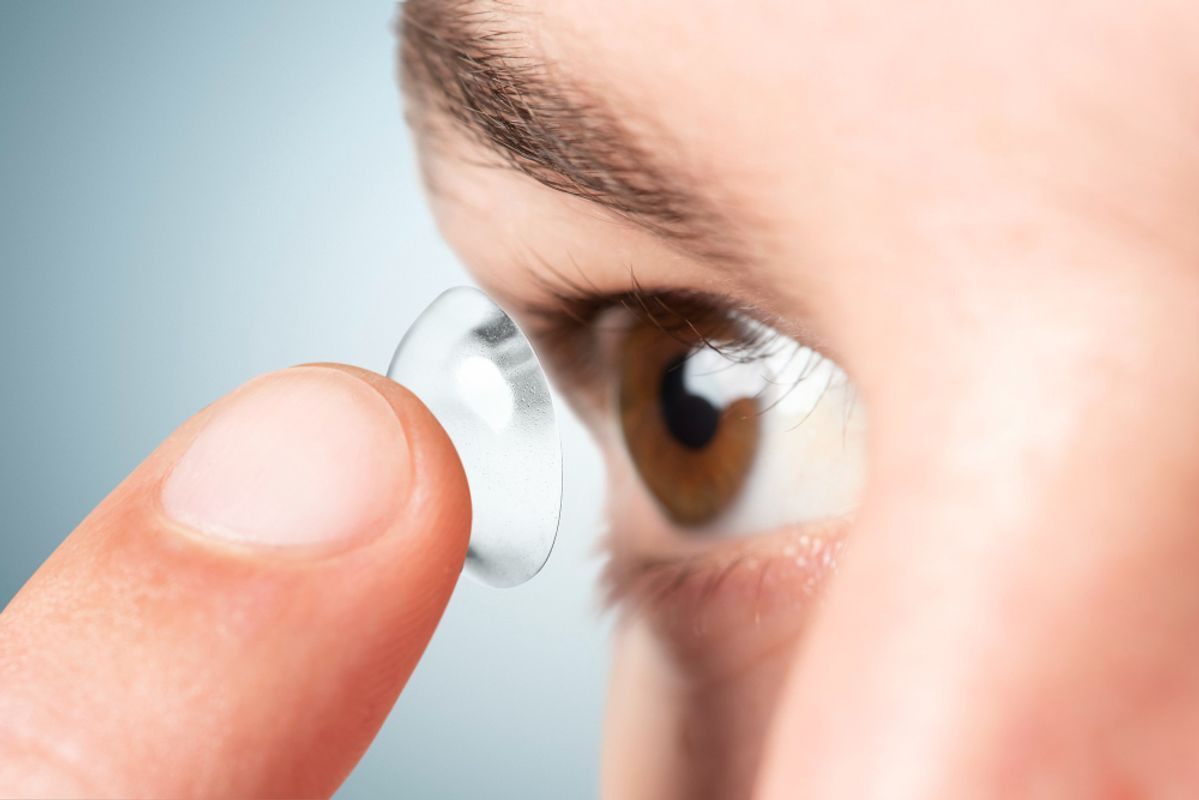 Bahaya Memakai Softlens Saat Tidur